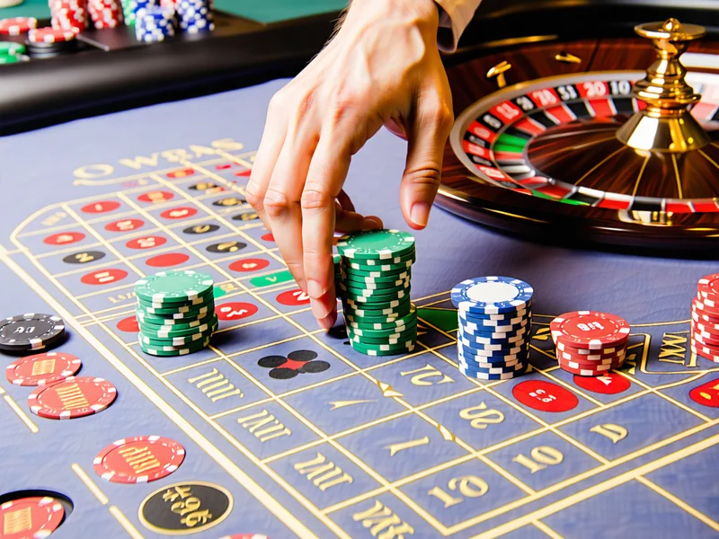 Người chơi đang đặt cược trên bàn Baccarat trực tiếp tại 99win, tương tác với dealer